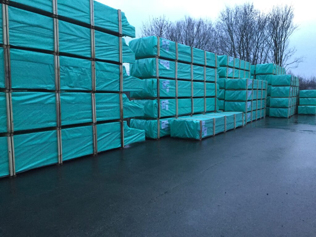 une pile de boîtes en plastique bleu
