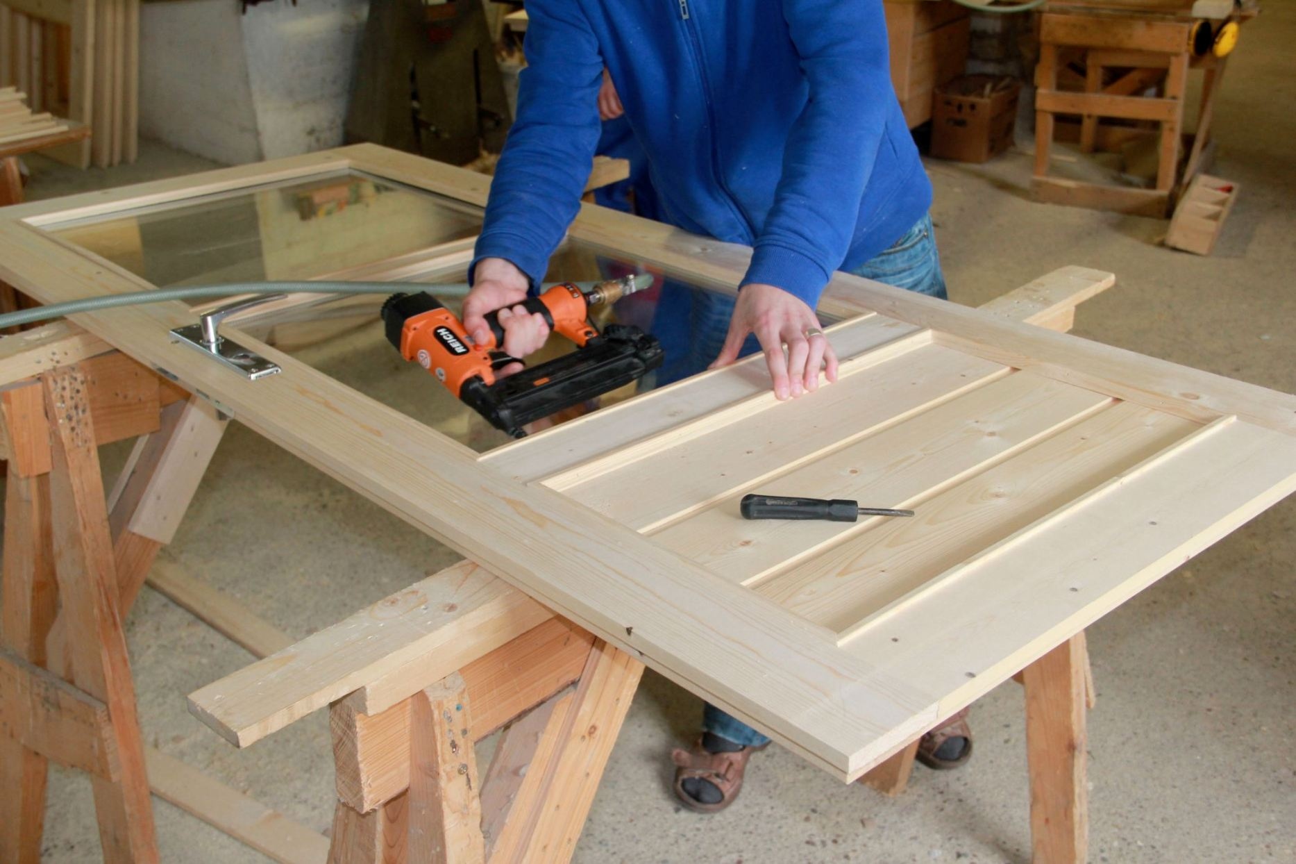 Fabrication d'une cabane en rondins. Je travaille à la création d'une porte de chalet en bois rond.