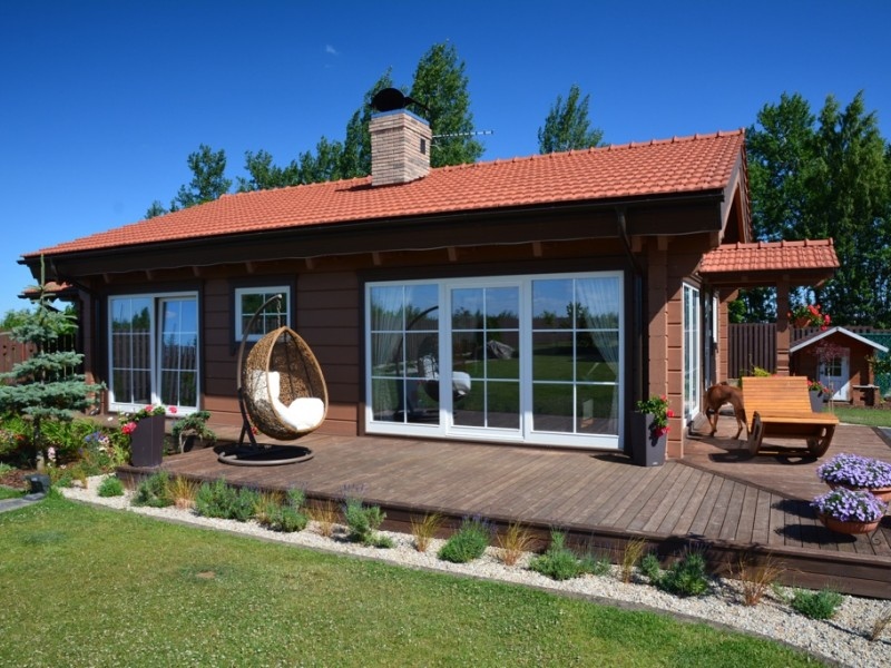 ein Haus mit einer Schaukel auf der Veranda